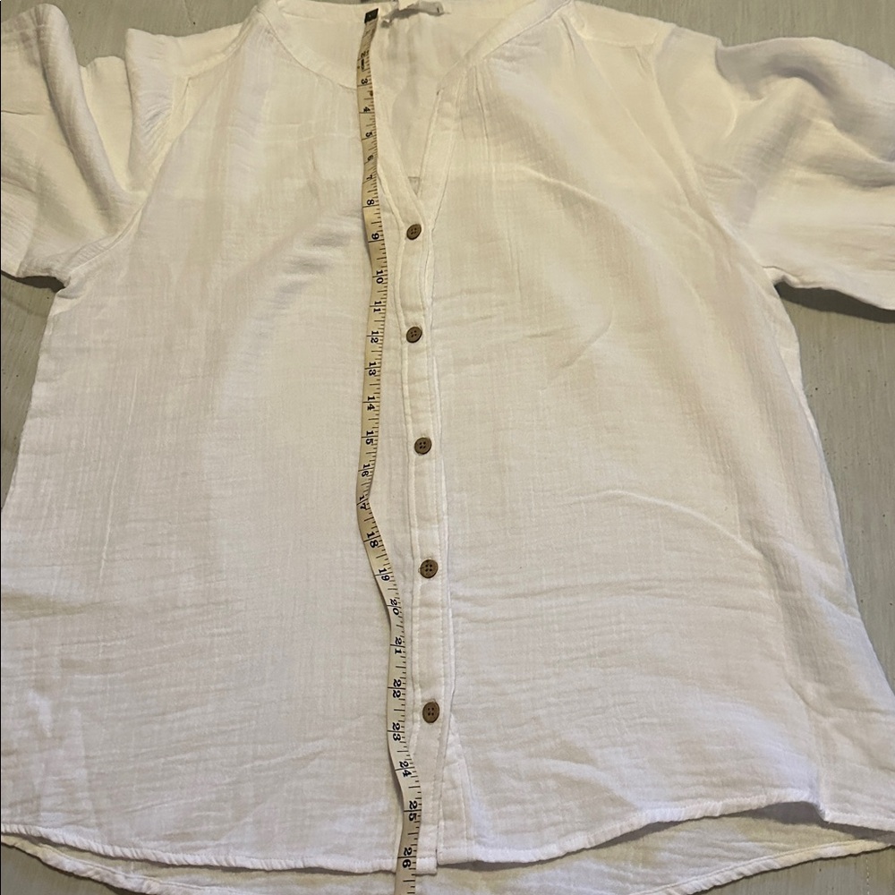 beachlunchlounge White Button-Down Women's Shirt - Picture 7 of 9